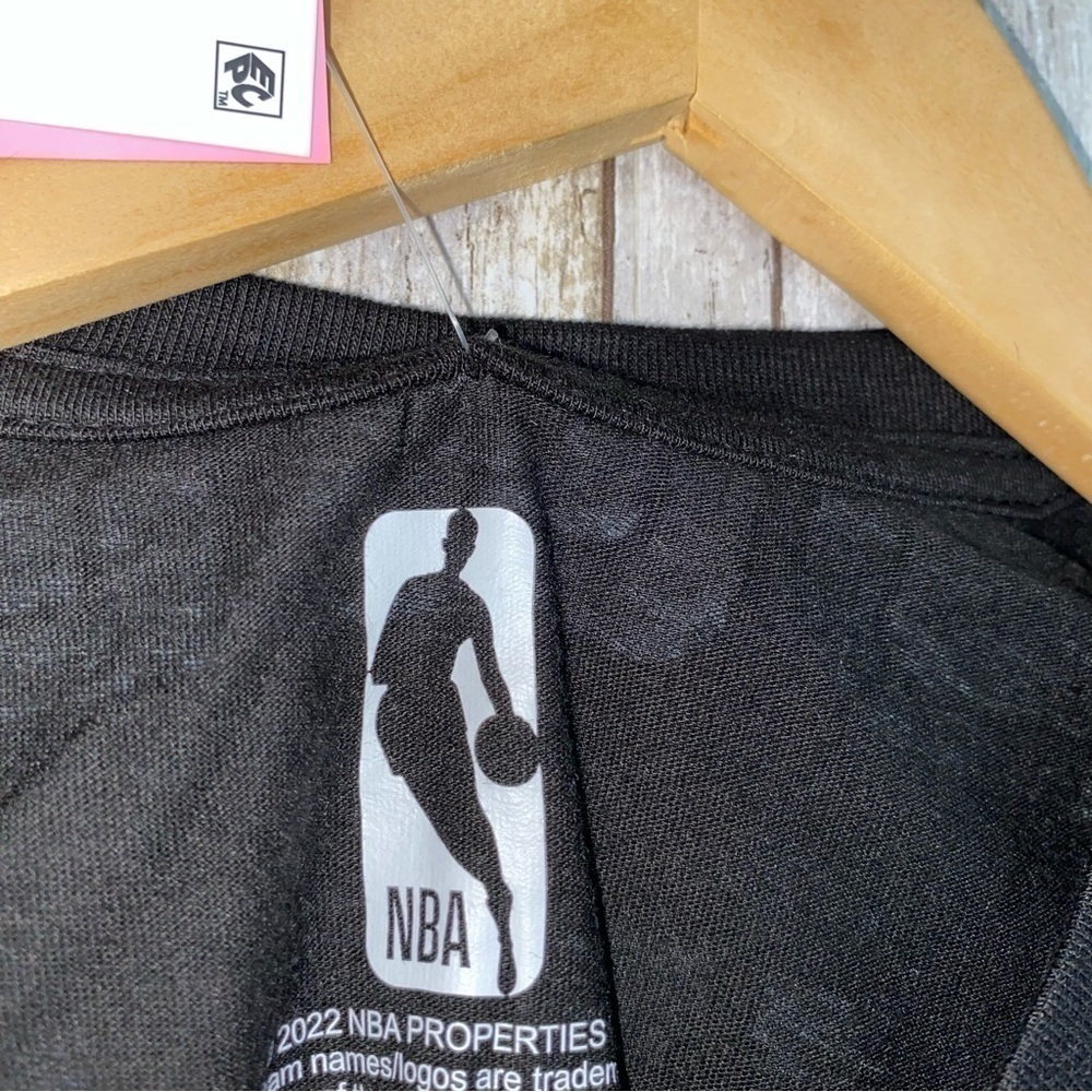 NWT NBA Chicago Bulls Crop Allover Logo Tee Size XS - Picture 4 of 4